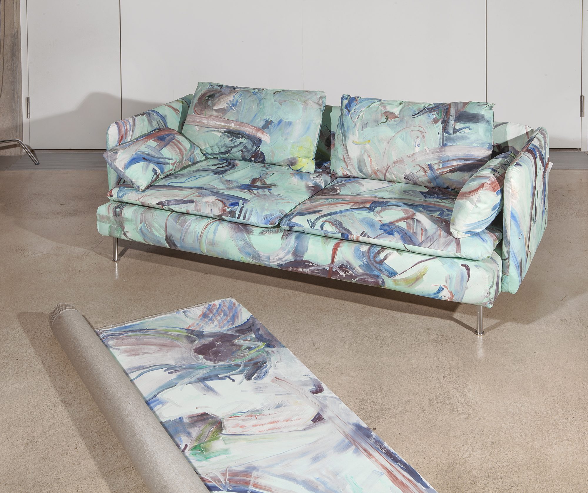 Elīna Vītola, Common Issues In Painting And Everyday Life 5, installatsioon: diivan, rullitud lõuend, õli lõuendil, 210 x 2000 cm, 198 x 99 x 83 cm, 2018.